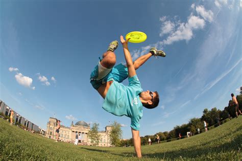 describe the sport of freestyle frisbee